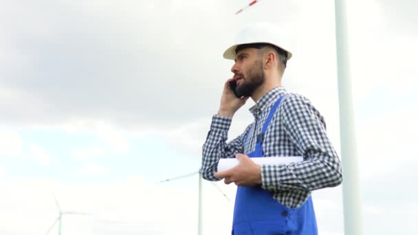 Werknemer Naast Een Windmolenpark Praten Aan Telefoon Schone Technologieën Voor — Stockvideo