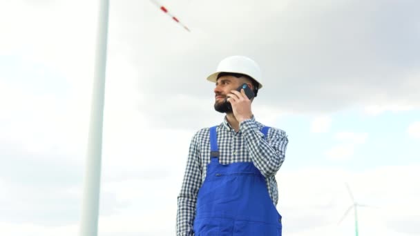 Trabajador Aerogeneradores Lado Parque Eólico Hablando Por Teléfono Tecnologías Limpias — Vídeos de Stock