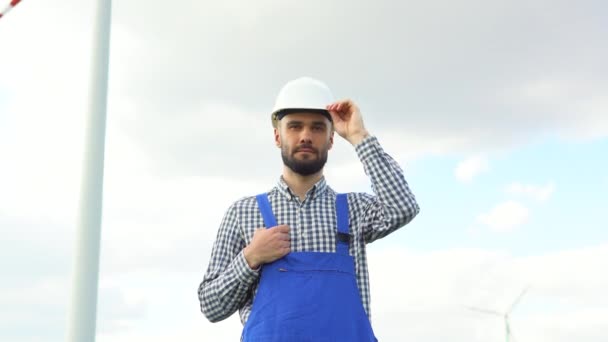 Retrato Del Trabajador Uniforme Parque Eólico — Vídeos de Stock