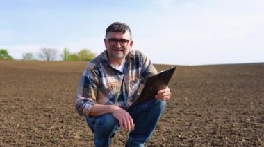 Agronomist tohum ekmenin kalitesini kontrol ediyor