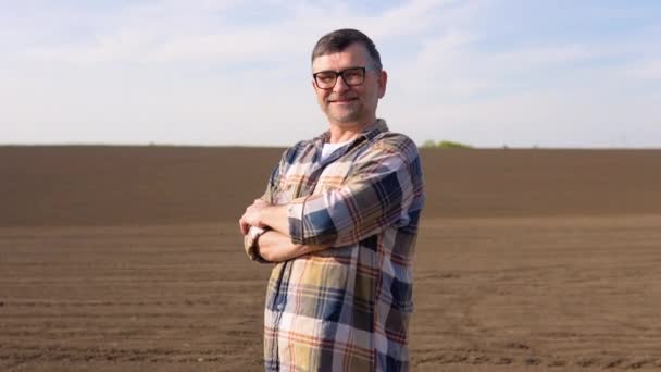 Старший Фермер Проверяет Качество Почвы Перед Посевом — стоковое видео