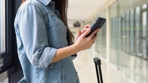 机场大堂使用智能手机的年轻女子 — 图库视频影像