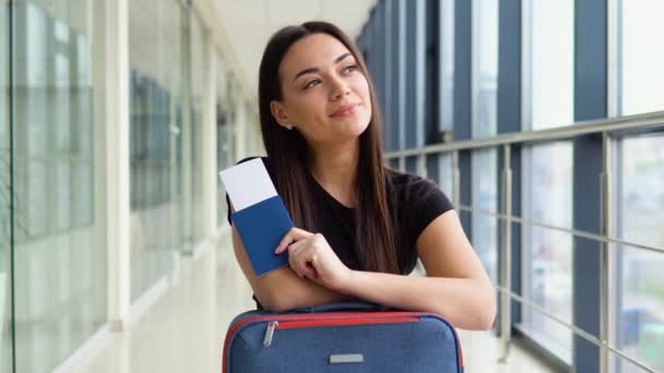 持护照和机票在机场候机楼快乐旅行的白人妇女的画像 — 图库视频影像
