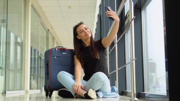 Lykkelig Hvit Kvinne Gjør Selfie Til Flyterminal – stockvideo