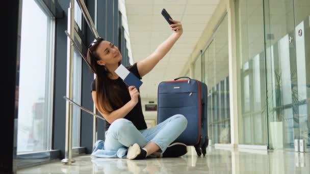 Mulher Branca Viajante Feliz Faz Uma Selfie Terminal Aeroporto — Vídeo de Stock