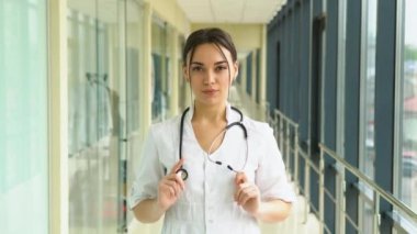 Klinikte steteskobu olan kendinden emin bir kadın doktor..