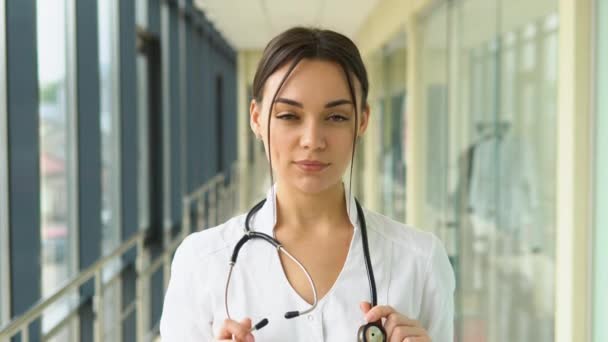Důvěryhodná Doktorka Stetoskopem Klinice — Stock video
