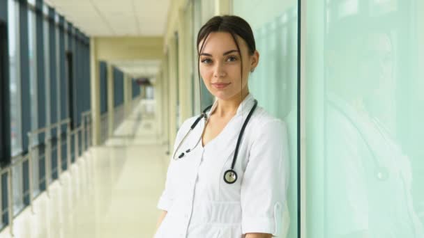 Självsäker Positiv Läkare Med Stetoskop Korridoren Kliniken — Stockvideo