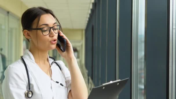 Ένας Αισιόδοξος Θετικός Γιατρός Συμβουλεύει Τον Ασθενή Τηλεφωνικά — Αρχείο Βίντεο