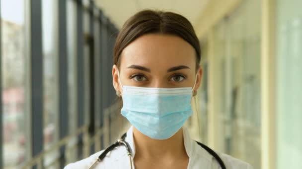 Donna Medico Toglie Maschera Protettiva Blu — Video Stock