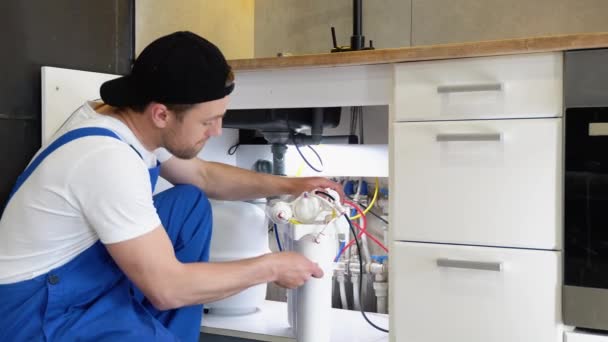 Reparaturarbeiter Installieren Wasserfilterpatronen Einer Küche Installation Einer Umkehrosmose Wasseraufbereitungsanlage — Stockvideo
