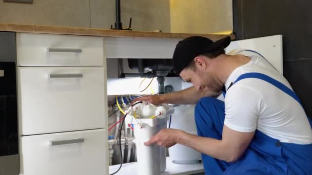 Loodgieter Installeert Ververst Waterfilter Vervangende Aquafilter — Stockvideo