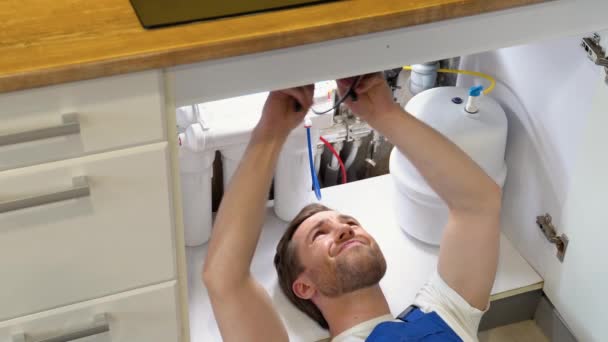 Vista Ângulo Alto Encanador Masculino Que Repara Dissipador Cozinha — Vídeo de Stock