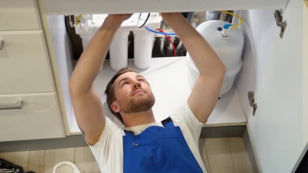 水管工修理在厨房的水槽 — 图库视频影像