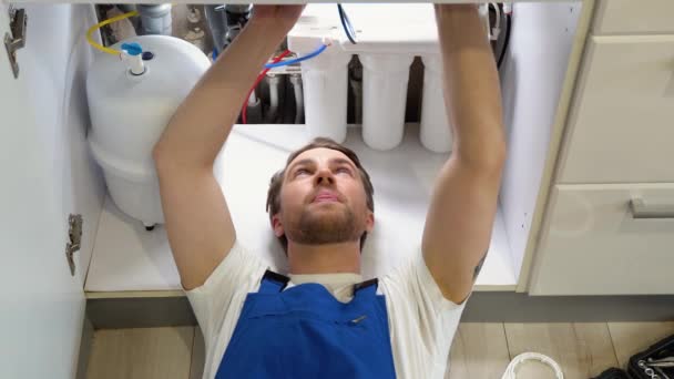 Hoge Hoek Uitzicht Mannelijke Loodgieter Repareren Van Een Wastafel Keuken — Stockvideo