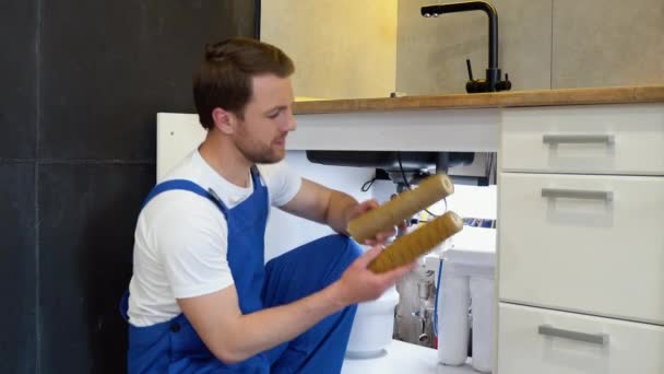 Plumber Working Replaceable Dirty Used Aqua Filter Filtration Reverse Osmosis — Stock Video