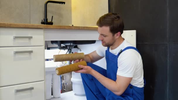Surprised Plumber Two Dirty Aqua Filters Serviceman Change Water Filter — Stock Video