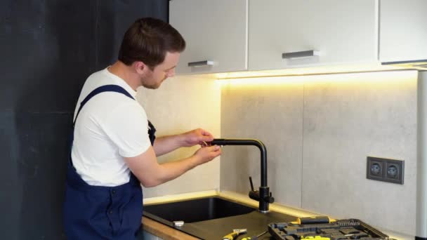 Ein Installateur Der Küche Installiert Einen Neuen Wasserhahn Reparatur Des — Stockvideo
