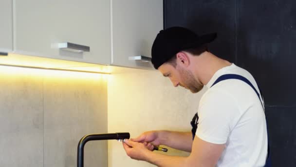 Repair Faucet Kitchen Sink Plumber Kitchen Installs New Water Tap — Stock Video