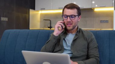 Meşgul bir işçi yöneticisi, dizüstü bilgisayardaki bilgileri telefonla kontrol ederek müşteriye danışıyor. Profesyonel tele-işçi broker satıcısı, telefon laptopunu kullanarak mal hizmetleri sunuyor..