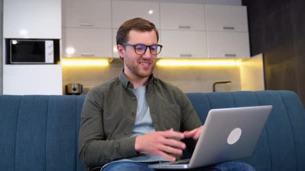 Nternette Odaklanmış Genç Adamı Çalışması Dizüstü Bilgisayarda Web Yayını Izliyor — Stok video