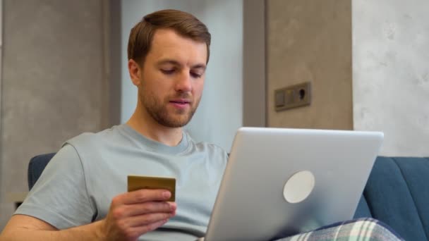 Homem Feliz Fazendo Compras Line Através Cartão Crédito Casa — Vídeo de Stock