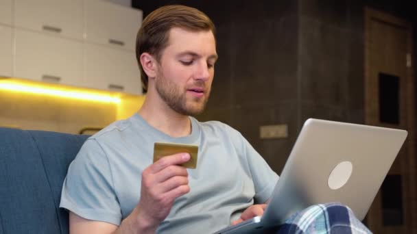 Szczęśliwy Biały Człowiek Kupuje Rzeczy Online Pomocą Laptopa Karty Kredytowej — Wideo stockowe