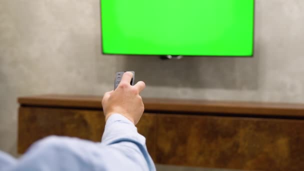 Siedzi Kanapie Ogląda Telewizję Koncepcja Zielonego Ekranu — Wideo stockowe