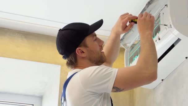 Professionele Technicus Die Moderne Airconditioner Binnenshuis Onderhoudt — Stockvideo