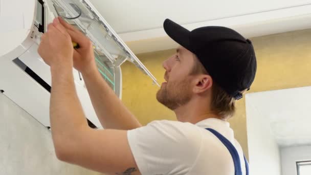 Elektriker Mit Schraubenzieher Repariert Klimaanlage Innenräumen — Stockvideo