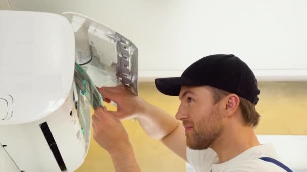 Professionele Technicus Die Moderne Airconditioner Binnenshuis Onderhoudt Close Ups — Stockvideo