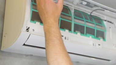 Tamirci havalandırmayı temizliyor, onarıyor..