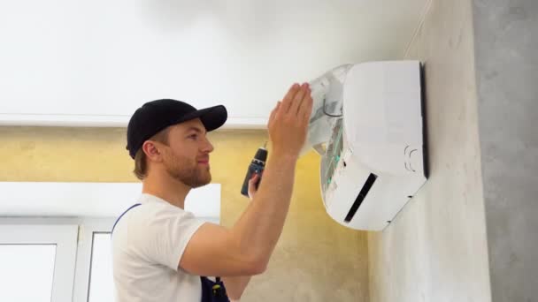 Tineri Muncitori Instalează Aer Condiționat Apartament — Videoclip de stoc