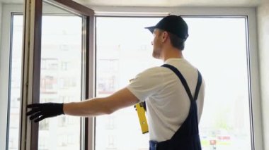 Pvc pencerelerinin dikey sapmasının işçi ölçümleri