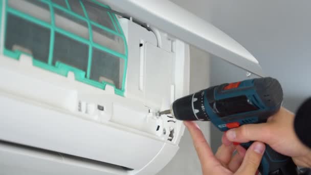 Eletricista Com Chave Fenda Reparando Condicionado Dentro Casa — Vídeo de Stock