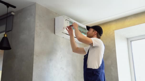 Junger Arbeiter Installiert Klimaanlage Wohnung — Stockvideo