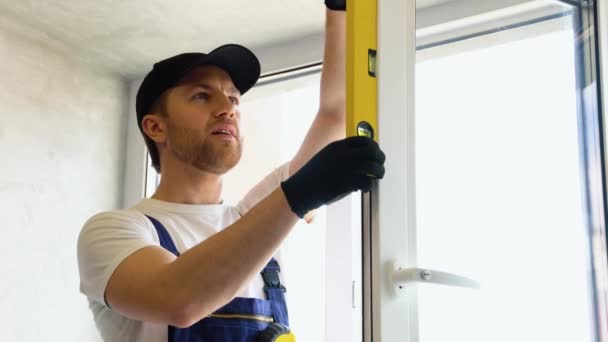 Arbeiter Beim Einbau Neuer Kunststoff Pvc Fenster — Stockvideo