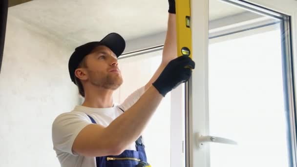 Arbeiter Misst Die Vertikale Abweichung Von Pvc Fenstern — Stockvideo
