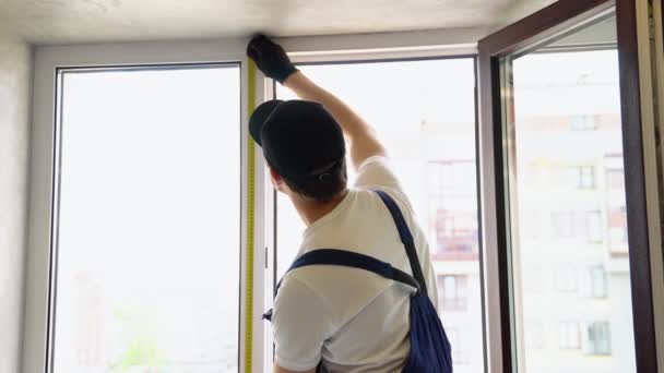 服务人安装窗口用卷尺 — 图库视频影像