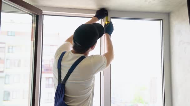Homme Service Installation Fenêtre Avec Ruban Mesure — Video