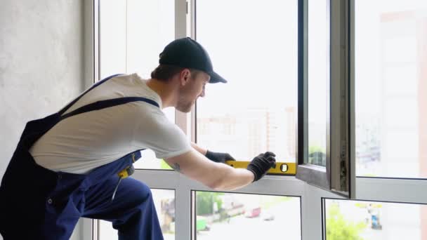 穿制服的服务人员在新办公室安装玻璃窗 — 图库视频影像