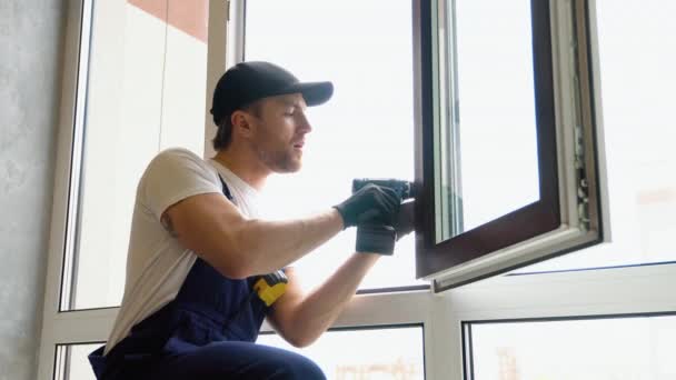 Arbetare Overaller Installerar Pvc Fönster Med Skruvmejsel — Stockvideo