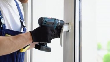 Ev güvenliği için pencere kilidi takan işçi. Pencere Kilidi Nasıl Yapılır. Çocuk Yarası.