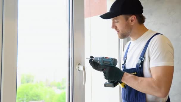 Travailleur Salopette Installant Verrou Fenêtre Pour Sécurité Maison Verrouillage Fenêtre — Video