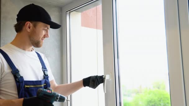Bekerja Secara Keseluruhan Memasang Kunci Jendela Untuk Keselamatan Rumah Kunci — Stok Video