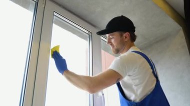 yıkama ve bir çekçek ile pencere Temizleme