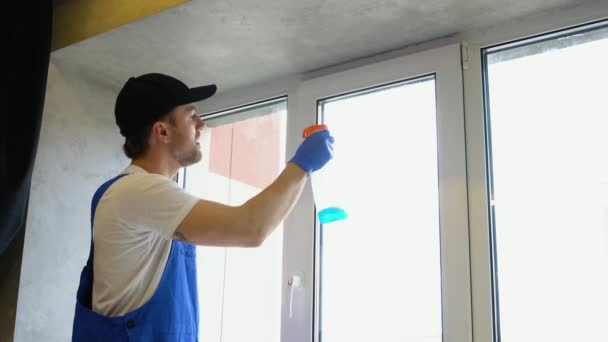 Fenster Mit Einem Rakel Waschen Und Reinigen — Stockvideo