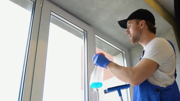 Junger Schöner Mann Fensterputzer Konzept Hause Innenraum — Stockvideo