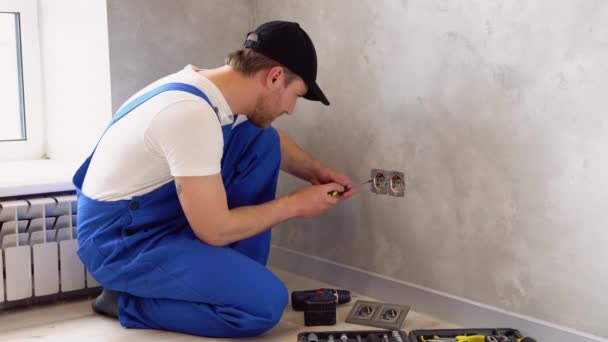 Professional Electrician Working Home Electrical System Installing Wall Socket — Stockvideo
