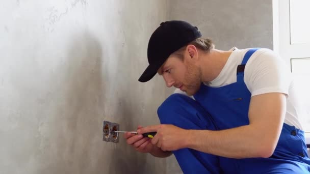 Professional Electrician Working Home Electrical System Installing Wall Socket — Stok video